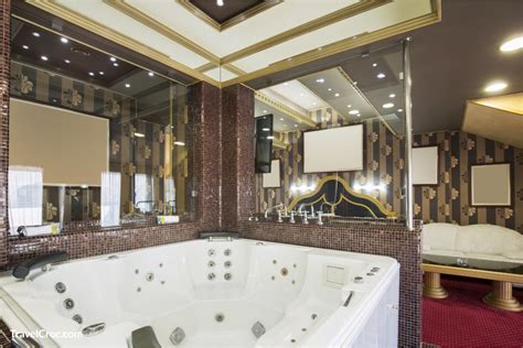 hotels with private hot tubs in room.